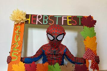 Eine gebastelte Figur schmückt das Herbstfest