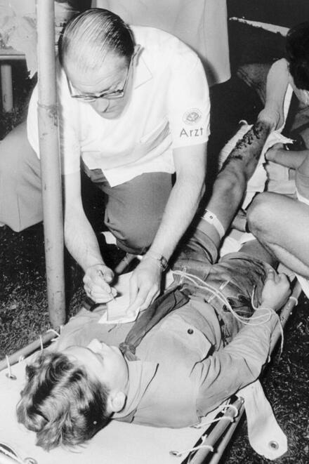 Ein Arzt im Einsatz für die Johanniter-Unfall-Hilfe (1955).