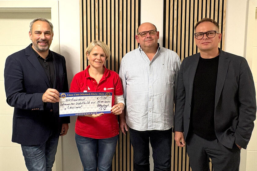 Spendenübergabe mit vier Personen