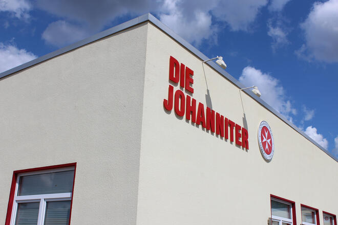Ein gebes Flachdachgbäude mit Johanniter-Logo