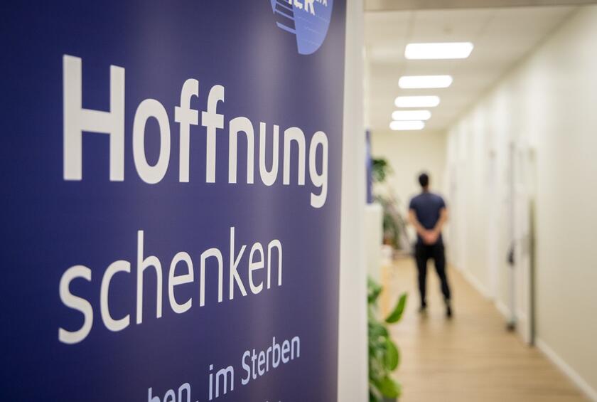 Der Text Hoffnung schenken steht auf einem Banner.