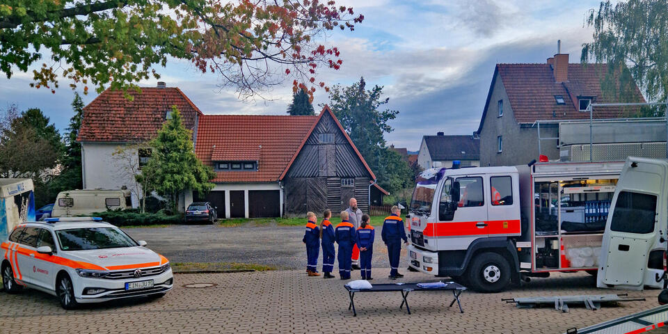 Jungen und Mädchen bei einem Johanniter-Fahrzeug