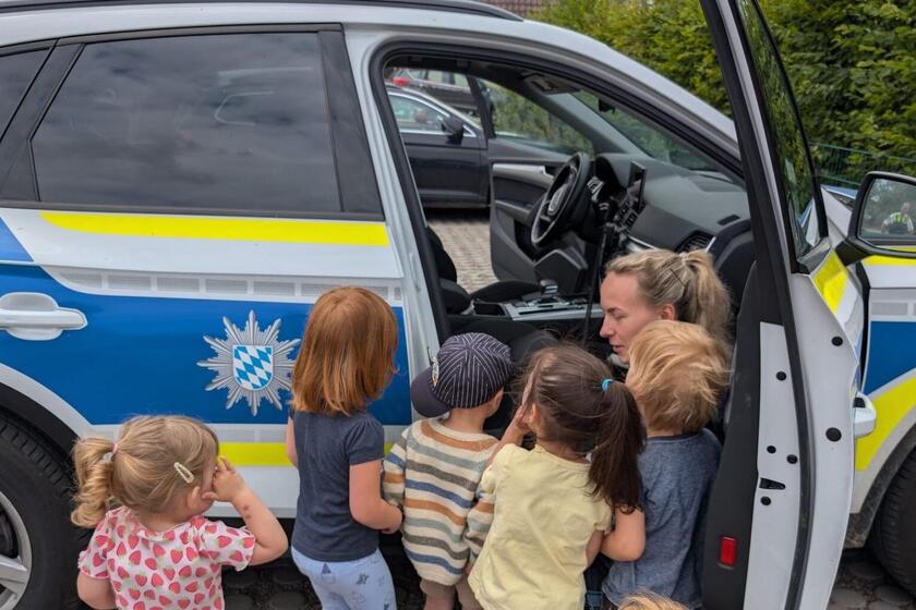 Kinder bestaunen Polizeiauto