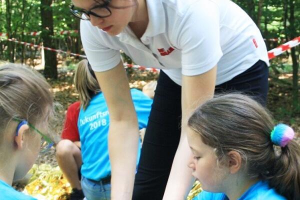 Die Kinder lernen im Projekt #Zukunftsretter spielerisch die Grundlagen der Ersten-Hilfe und haben viel Spaß dabei.