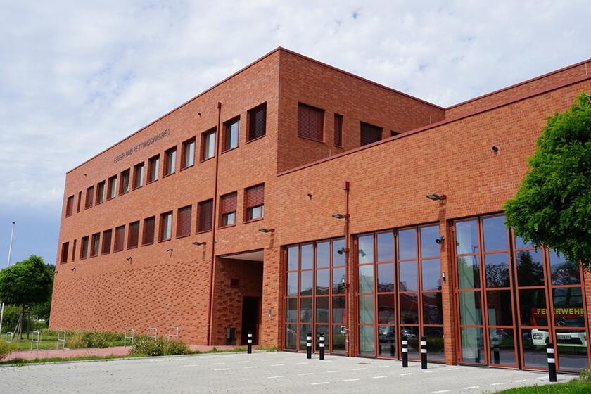 Man sieht eine große Wache mit braunen Ziegeln