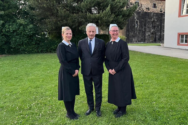 Zwei Frauen und ein Mann auf einer Wiese