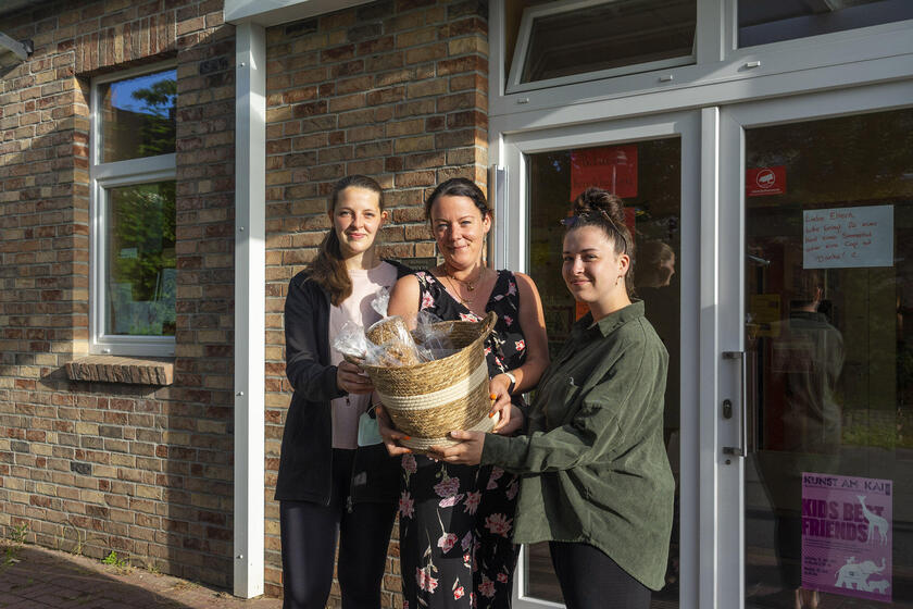 Nele Baer, Jessica Bahr und Justine Schürer aus der Kita Nimmerland freuen sich über die erste Lieferung des Bio-Brotes. „Das duftet richtig gut“, sind sich alle einig.