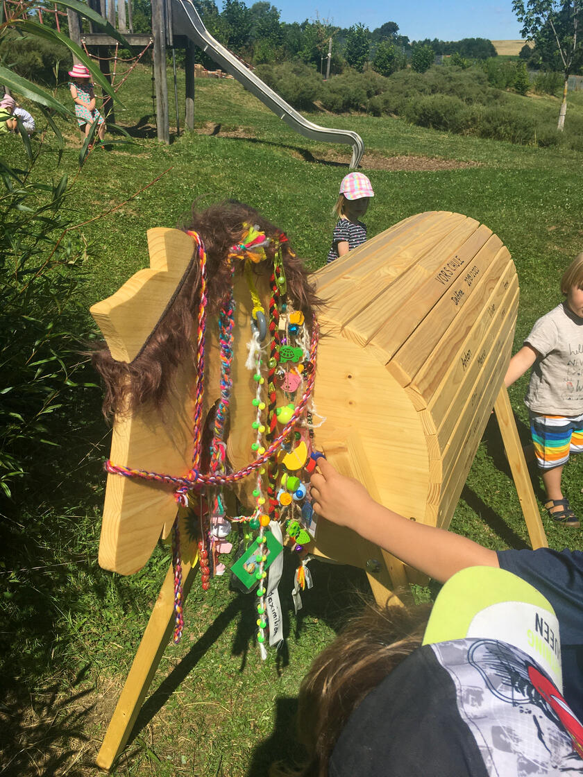 Die Vorschulkinder schenkten der Kinderinsel zum Abschied ein Holzpferd mit ihren Unterschriften.