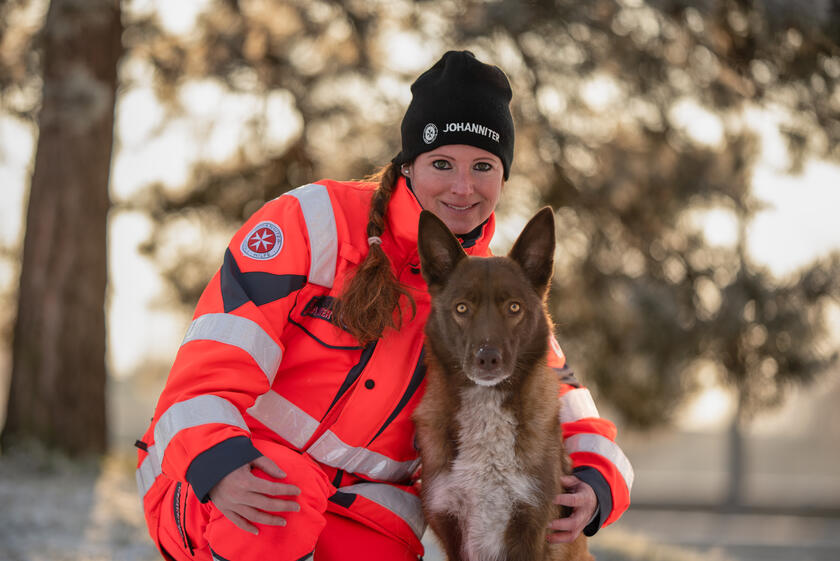 Claudia mit Mischlingshündin Ava von der Johanniter-Rettungshundestaffel Baden-Karlsruhe