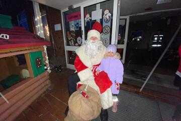 Der Nikolaus mit einem Sack voller Geschenke