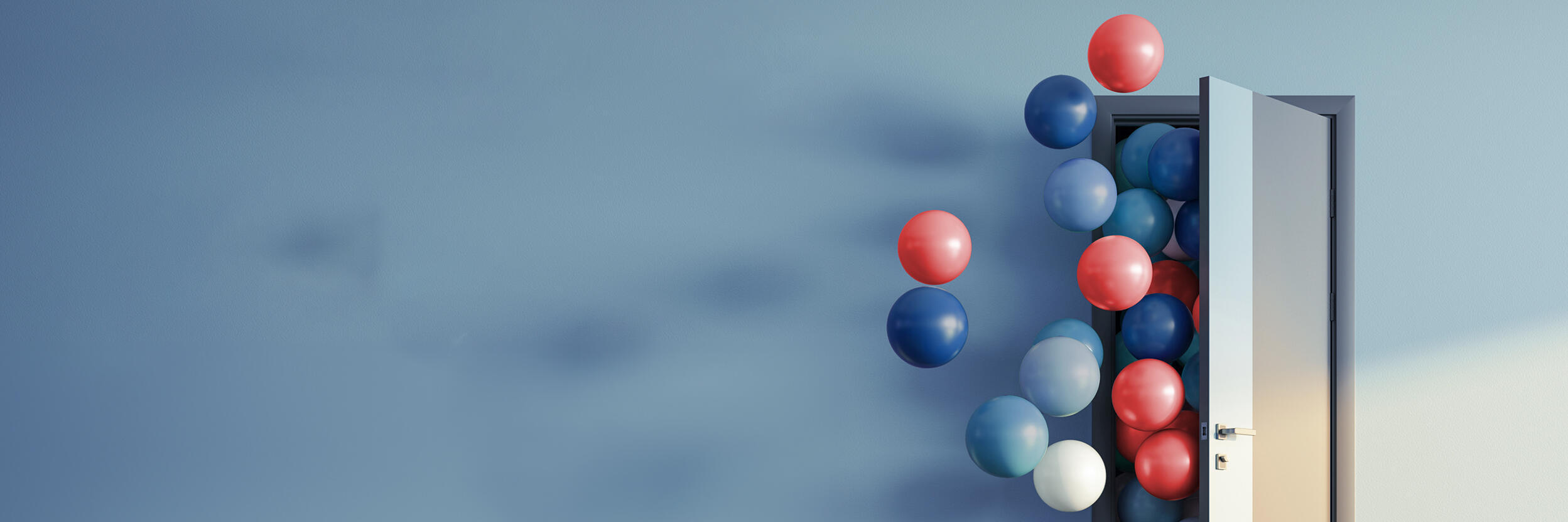 Eine Tür öffnet sich und es fliegen viele blaue, hellblaue und rote Ballons heraus.
