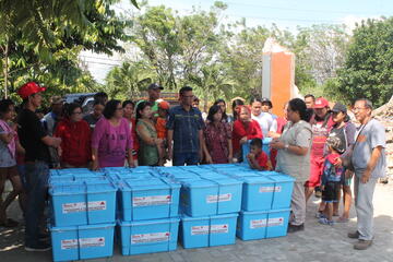 Menschen mit Boxen voller Sanitär- und Hygienematerialien