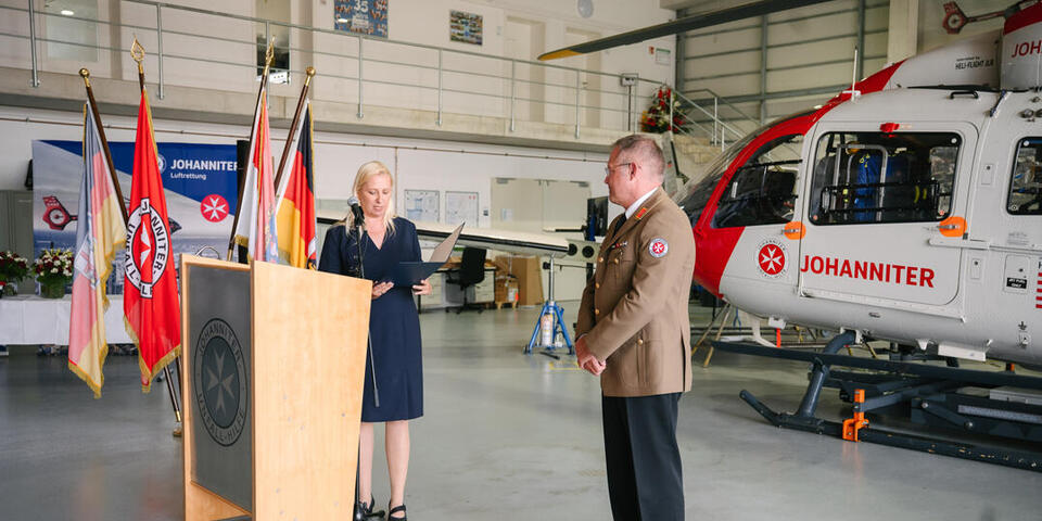 Staatsministerin Stolz richtet bei der Übergabe ihre Worte an Professor Little.
