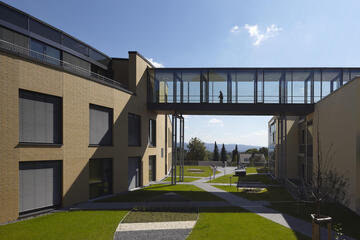 Unser beliebter Skywalk in der Außenansicht. Der lichtdurchflutete Glasgang verbindet unser Haupthaus mit dem H-Haus.