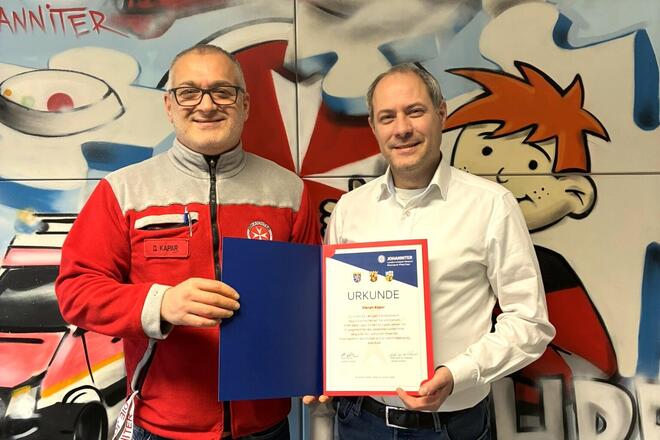 Dikran Kapar und Christian Keller zeigen gemeinsam die Urkunde zum 25jährigen Jubiläum