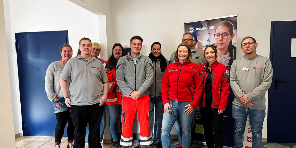 Eine Gruppe von Männern und Frauen in Johanniter-Kleidung