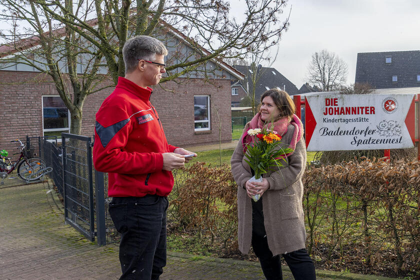 Die stellvertretende Leiterin Tabea Schacht freut sich über den Überraschungsbesuch von Peter Küpper, Bereichsleiter für die Kindertagesbetreuung bei der Johanniter-Unfall-Hilfe e.V.
