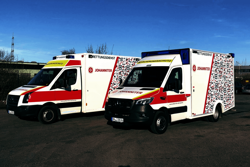 Rettungswagen der Johanniter im Kreis Düren mit QR-Code-Beschriftung