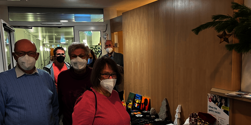 Mit Masken geschützte Menschen vor den Ständen des Basars