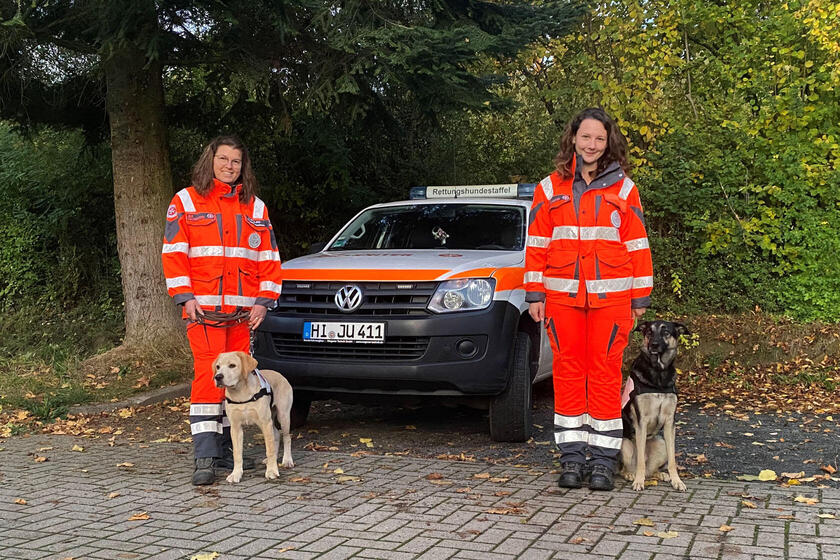 Zwei Frauen mit ihren Hunden vor einem Einsatzfahrzeug