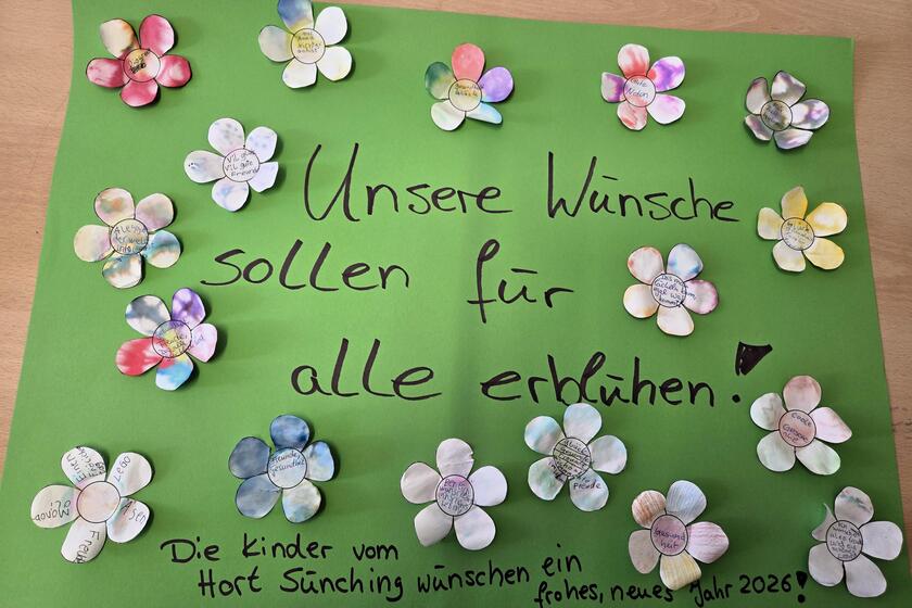 Plakat mit Kinderwünschen mit gemalten Blumen