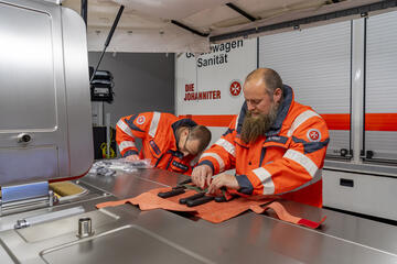 Die Feldküche der Logistikgruppe: Die Feldküche ist eine kompakte Küche für den Einsatz unterwegs und im Notfall. Auf Arbeitsflächen können Zutaten geschnitten werden.