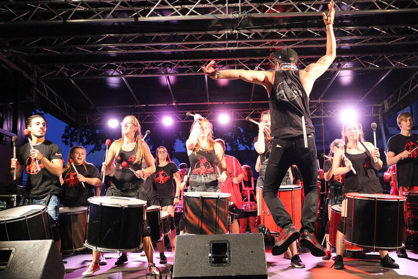 Sambagruppe Como Vento bei einem Auftritt. 