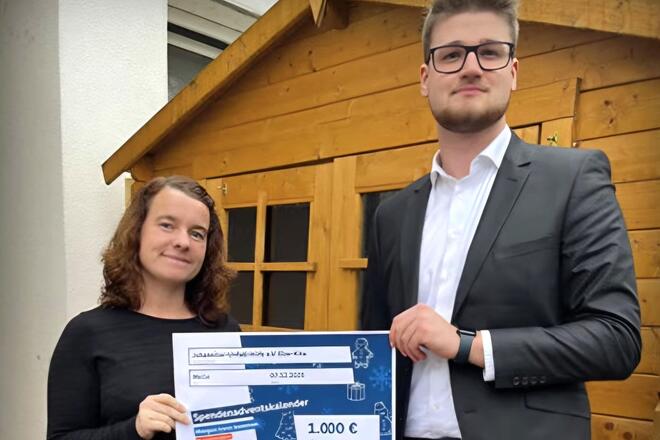 Mann, Frau und ein großer Scheck