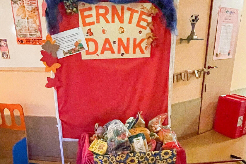 Die Kinder der Johanniter-Kita Wilde 13 haben zahlreiche Lebensmittel zum Erntedankfest gesammelt und spenden sie an das Haus Roseneck in Quickborn.