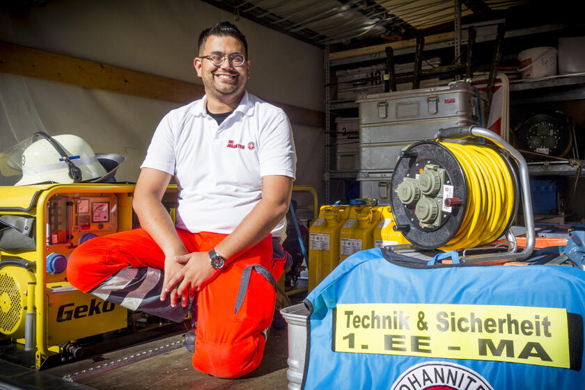Joel Paul Österle, Gruppenführer Technik und Sicherheit im Ortsverband Mannheim, mit Einsatzmaterial.