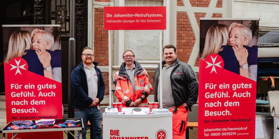 Johanniter an einem Infostand