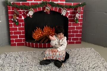 Kind vor künstlichem Kamin