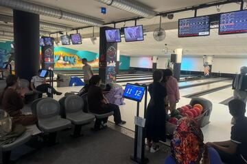 Jugendliche beim Bowling