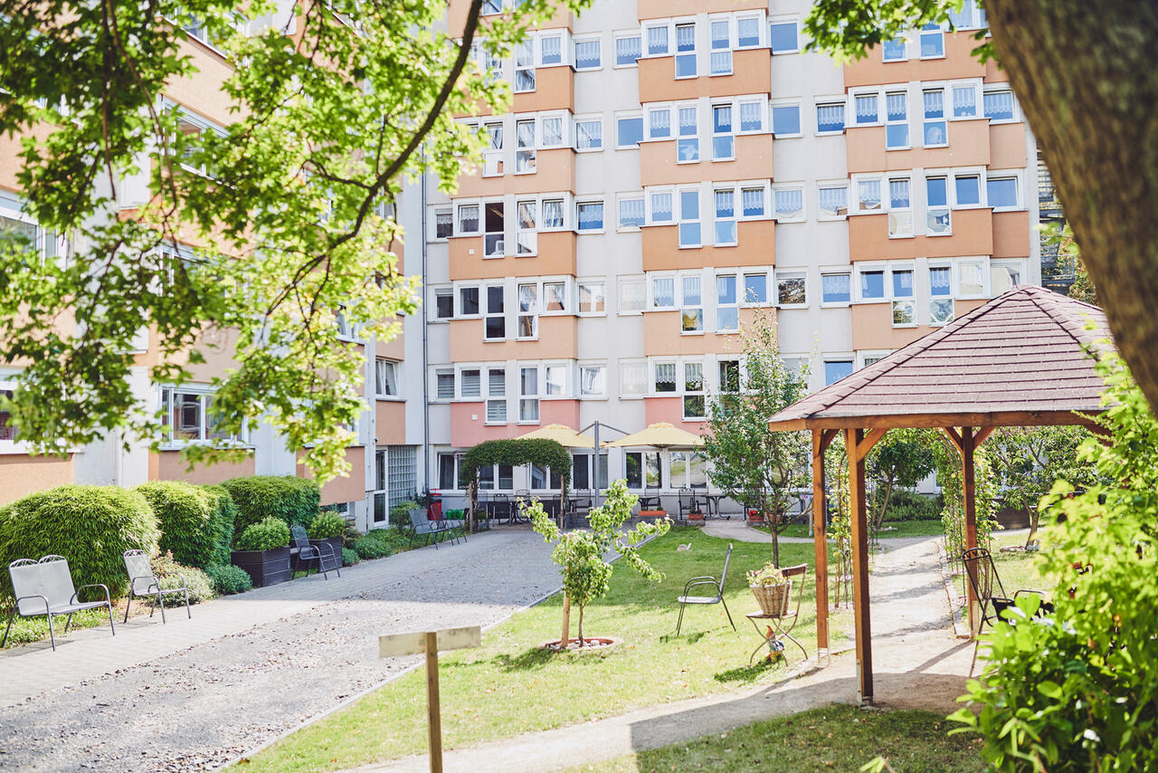 kleine Sitzgelegenheiten vor dem Eingang bieten sich zum Treffen im Johanniter-Haus Köln-Finkenberg an.