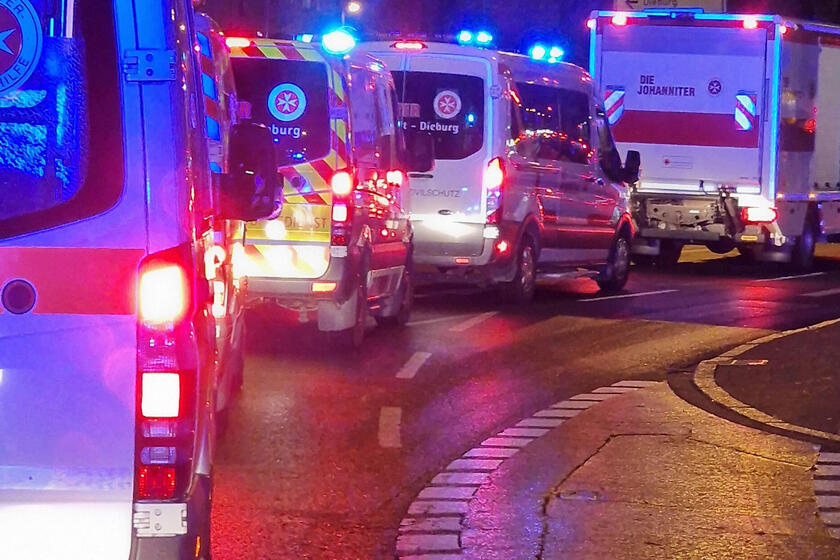 Einsatzfahrzeuge in Reihe beim MOT-Marsch