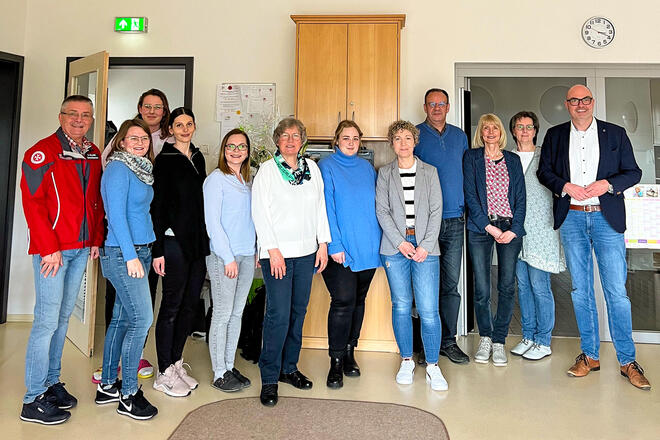 Ein Gruppenbild mit Nicola Lahl und den Gratulanten