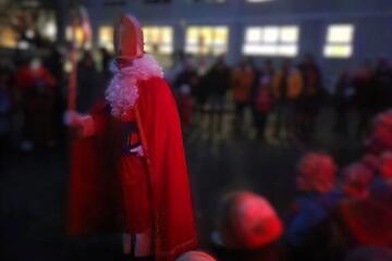 Kinder bestaunen die Ankunft vom Nikolaus
