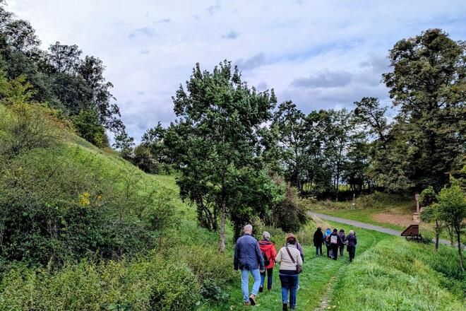 Trauerwandergruppe auf Naturfeldweg