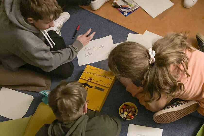 In der Trauergruppe können die Kinder und Jugendlichen Briefe an ihre verstorbenen Elternteile schreiben und in den Briefkasten werfen. Dies ist Teil eines Abschiedsrituals und soll ihnen helfen, ihren eigenen Weg der Trauer zu finden.