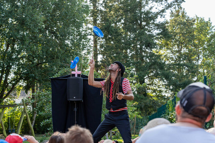 Sebastian Reinecke begeisterte beim zehnjährigen Jubiläum der Johanniter-Kita Nimmerland mit seiner „Clownesken Jonglage Show“.