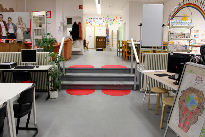 Gemeinschaftsraum inklusive PC-Bereich und gemütlichen Tischen.