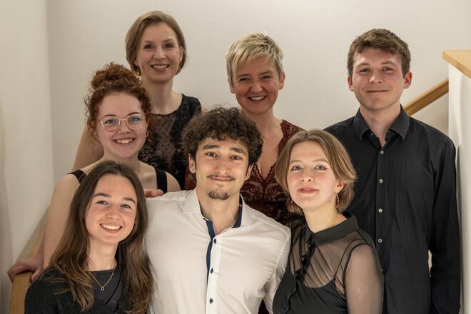 Sieben Musiker in zwei Reihen 