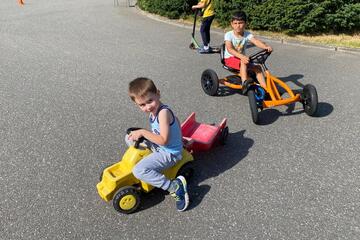 Kinder auf kleinen "Fahrzeugen"