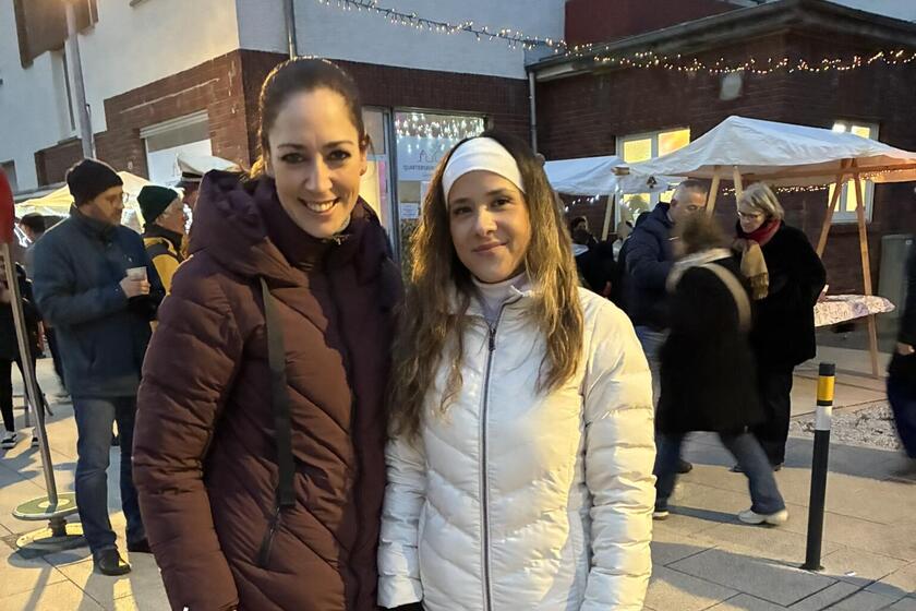 Stadträtin Isabelle Hemsley lächelt links neben Quartiersmanagerin Simge Dogru in die Kamera