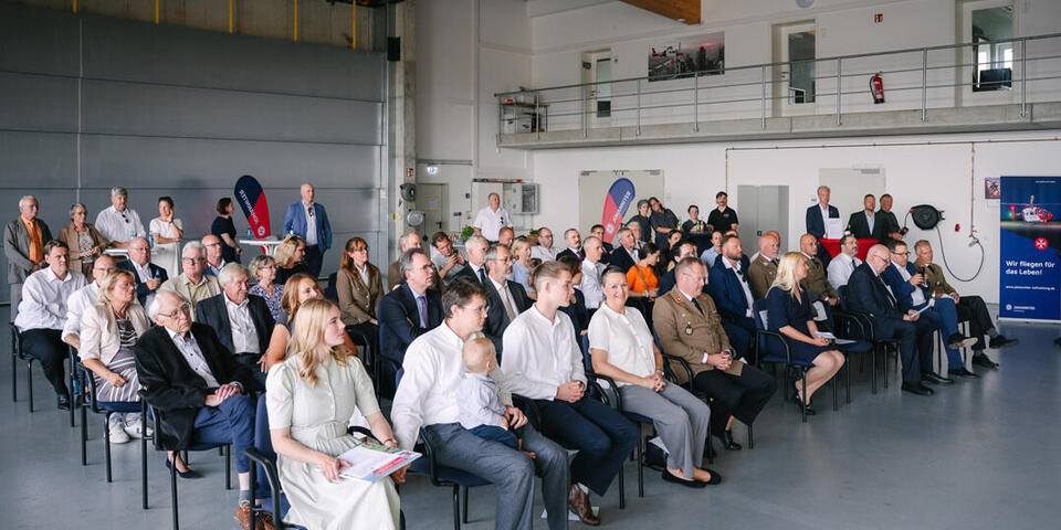 Professor Little und seine Familie sitzen in der ersten Reihe beim Festakt.