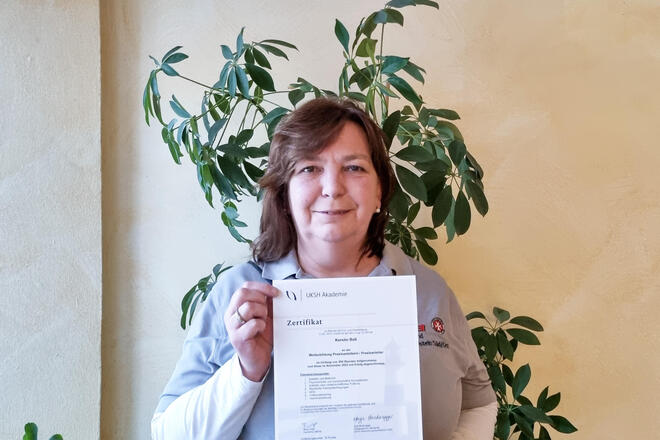 Stolz präsentiert Kerstin Baß ihre Urkunde: Sie hat ihre Weiterbildung zur Praxisanleiterin erfolgreich abgeschlossen und steht künftigen Auszubildenden im Ambulanten Pflegedienst Stormarn zur Seite.