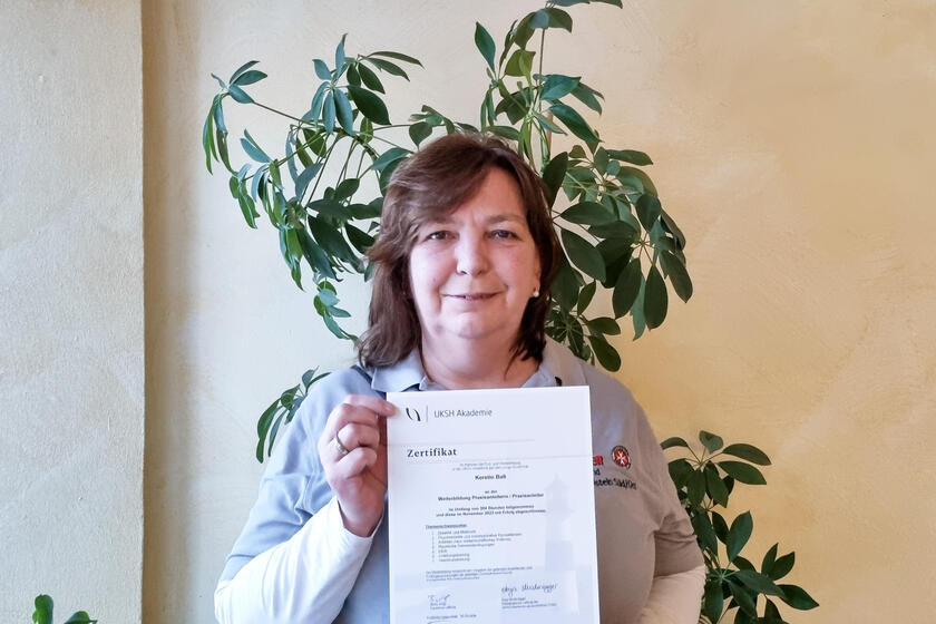 Neue Praxisanleiterin im Ambulanten Pflegedienst Stormarn Stolz präsentiert Kerstin Baß ihre Urkunde: Sie hat ihre Weiterbildung zur Praxisanleiterin erfolgreich abgeschlossen und steht künftigen Auszubildenden im Ambulanten Pflegedienst Stormarn zur Seite.