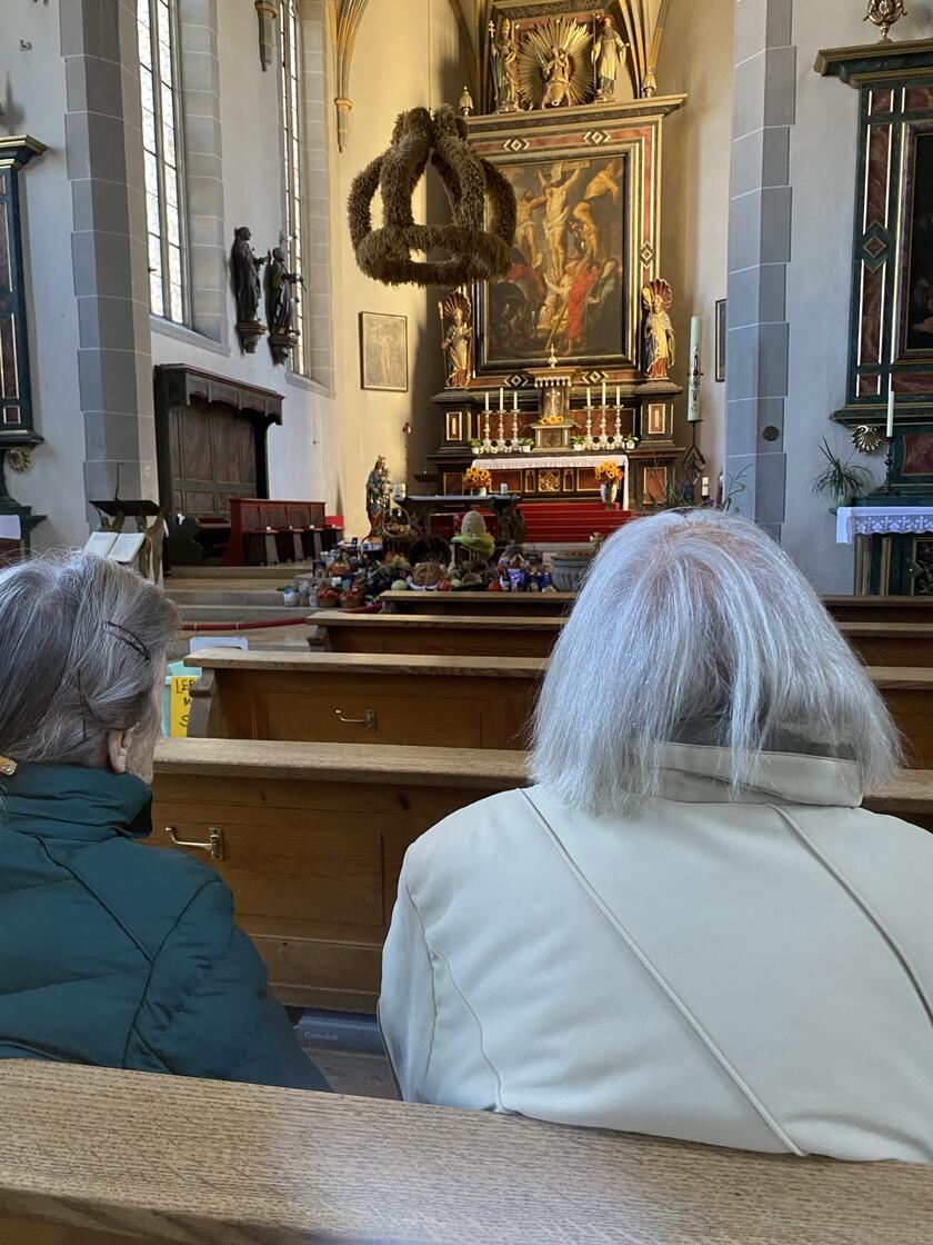 geschmückter Erntedankaltar in Kirche