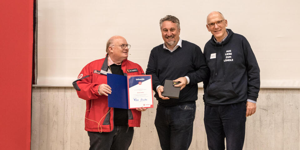 Stefan Dittrich (Mitte) übernahm die Ehrung in Abwesenheit von Daniel Ganther