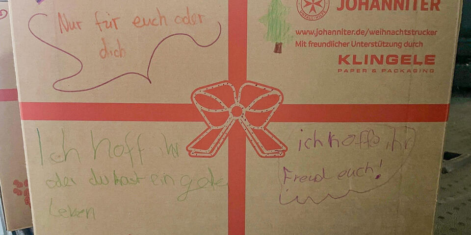 Ein Paket mit handschriftlichen Grüßen und Wünschen
